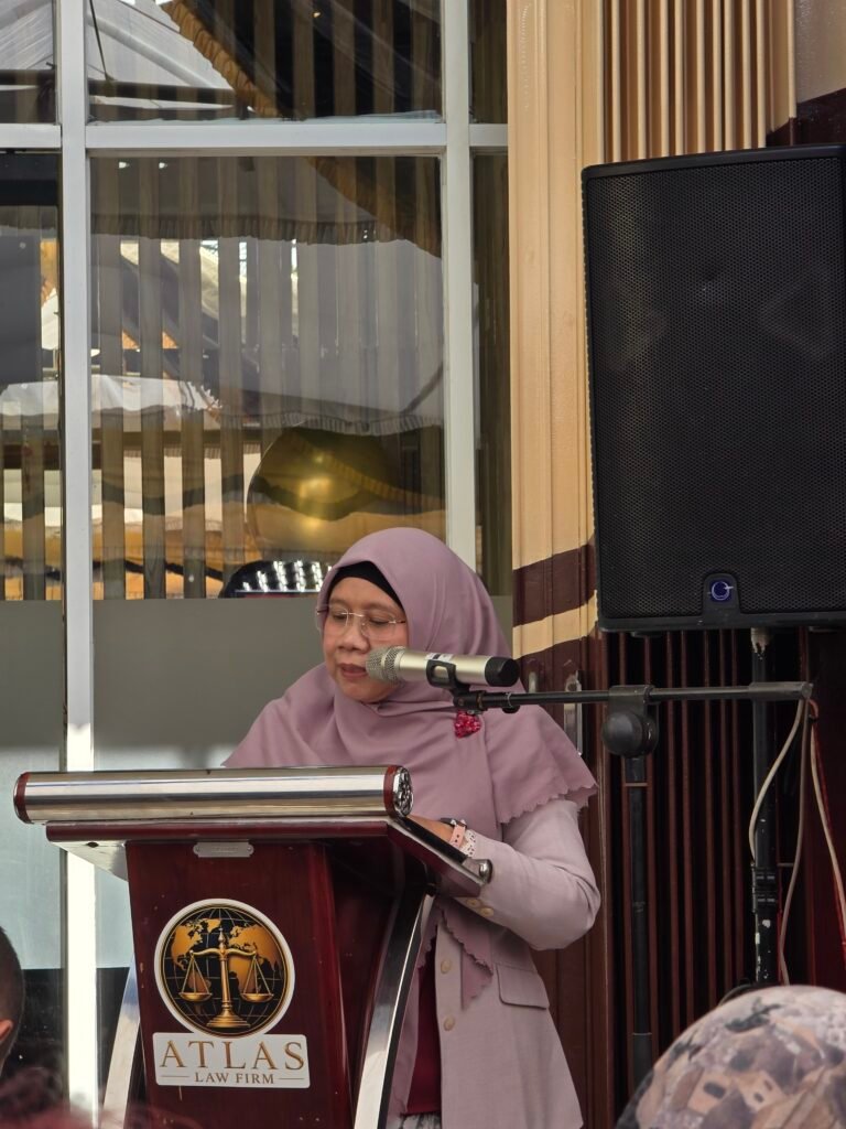 Dekan Fakultas Hukum Universitas Lambung Mangkurat memberikan sambutan pada Grand Opening Atlas Law Firm