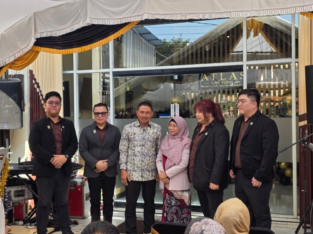 Ketua PERADI Banjarmasin mengenakan batik putih bersama pihak Atlas Law Firm dan tamu undangan pada Grand Opening