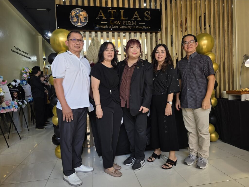 Founder Atlas Law Firm bersama para tamu pada Grand Opening di Banjarmasin